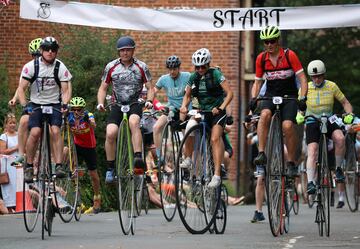 Un grupo de ciclistas toma la salida de la Gran Carrera de Knutsford, en el noroeste de Inglaterra, un evento singular que se celebró por última vez en 2010 y, por lo general, se disputa cada diez años, en el que participan ciclistas individuales y en equipo de todo el mundo, sobre bicicletas clásicas que datan de mediados del siglo XIX.