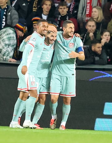 El argentino celebra felizmente su segundo gol junto a Lino y Koke.