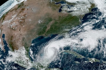 Una imagen vía satélite muestra el avance del huracán Milton por el Golfo de México, antes de su toque de tierra previsto en Florida.