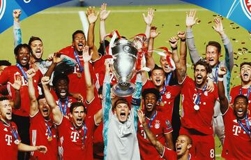 El arquero alem¨¢n Manuel Neuer levantando la Champions League.