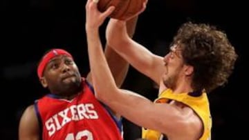 Pau Gasol ante Elton Brand.
