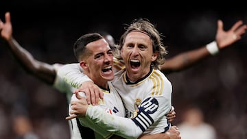 Lucas Vázquez y Modric celebran un gol del Real Madrid al Sevilla.