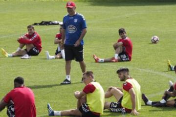 LUIS CESAR SAMPEDRO exfutbolista, jugó como portero durante una década en el Racing de Ferrol, donde comenzó como entrenador en el 2000, actualmente es el entrenador del CD Lugo.