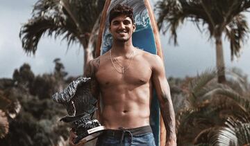 Sponsors: Rip Curl, Oi, Coppertone, Cabianca, Guarana, Audi, Orthopride, Corona.
Por patrocinios: $3,050,000
En competici¨®n: $473,200
Total: $3,523,200