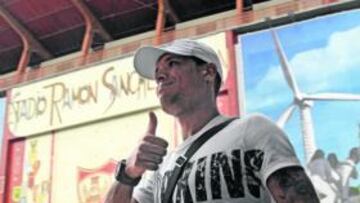 <b>EN CASA. </b>Luis Fabiano, pulgar hacia arriba, a su llegada a Sevilla.