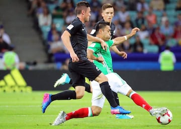 Marco Fabián lucha por un balón frente al neozelandés Marco Rojas.