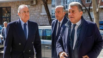 Florentino Pérez, presidente del Madrid, y Rafael Yuste, vicepresidente deportivo del Barcelona, junto al presidente Joan Laporta.