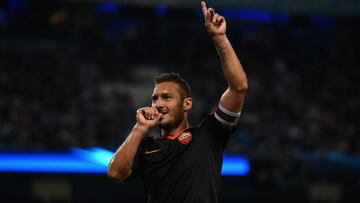 MANCHESTER, ENGLAND - SEPTEMBER 30: Francesco Totti of AS Roma celebrates scoring his team's first goal during the UEFA Champions League Group E match between Manchester City FC and AS Roma on September 30, 2014 in Manchester, United Kingdom. (Pho