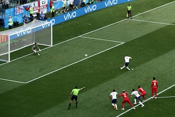 Román Torres y Jesse Lingard pugnaban por un balón y el colegia decretó falta del panameño dentro del área. Harry Kane no falló desde los 11 metros.