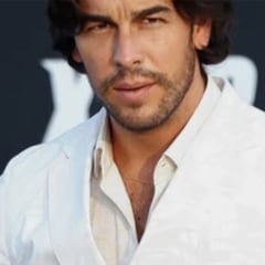 Mario Casas sorprende con nuevo look en el estreno de la película de su hermano