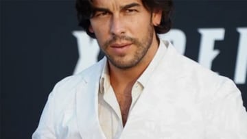 Mario Casas sorprende con nuevo look en el estreno de la pel¨ªcula de su hermano