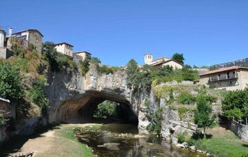 El pueblo de Puentedey está situado sobre un puente natural por el que pasa el río Nela. Sin duda, un sorprendente enclave rodeado de montañas en el que destacan sus tradicionales balcones corridos y la portada de su iglesia.