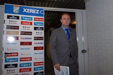 Souza, un argentino de 33 años, compró el 52% de las acciones del Xerez al empresario de Dos Hermanas Joaquín Morales. El equipo estaba en Primera División en aquella temporada 2009-10. Una operación extraña y nada clara. Souza intervino de manera personal en los fichajes de Alustiza y Vignori que fueron un fiasco. Echó al entrenador, Ziganda, para traer a Néstor Gorosito de quien lo más aplaudido fue su espectacular esposa. Con el equipo en proceso concursal, Souza se marchó. El Xerez sigue en Tercera RFEF y su futuro es incierto.