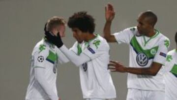 Dante felicita a Scürrle por el tanto.