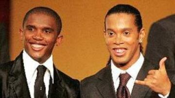 <B>AÑO MÁGICO.</B> El 2005 ha sido un año espléndido para ambos jugadores. En la foto, ambos posan con los trofeos del FIFA World Player.