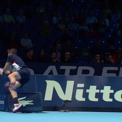 Sufre esta aparatosa caída y el rival le acusa de fingir una lesión