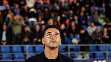 GETAFE (MADRID), 10/11/2024.- El entrenador del Girona, Míchel, en los momentos previos al partido de LaLiga entre el Getafe y el Girona, este domingo en el Coliseo de Getafe. EFE/ Sergio Pérez