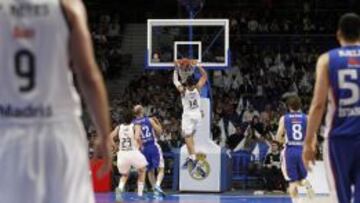 Gustavo Ayón machaca ayer ante el Efes.