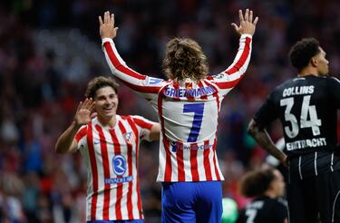 Antoine Griezmann anotó el 3-0 y el gol 200 con el Atlético. El Metroplitano puesto en pie para homenajear a su ídolo, que mostró una camiseta con el dorsal 200. Una noche que, de momento, es un sueño en el estadio rojiblanco.