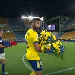 No había escenario mejor que el Carranza: el sentido homenaje de Cádiz y Osasuna a Robinson