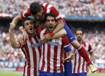 Los jugadores celebran el 1-0 de Raúl García. 