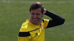 El central polaco del Sevilla, Grzegorz Krychowiak, durante el entrenamiento hoy en la ciudad deportiva del club que ma&ntilde;ana se enfrenta al Basilea.