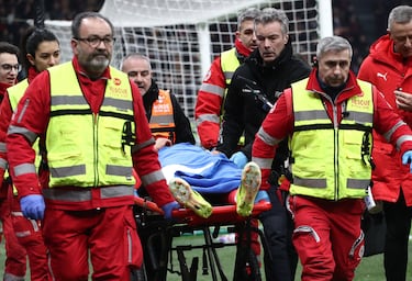 Tras una primera evaluación sobre el césped, los médicos decidieron inmovilizarlo con collarín y retirarlo en camilla con extrema precaución. 