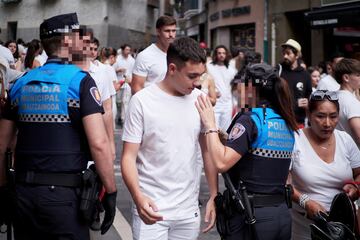 Agentes de la Policía Municipal antes del Chupinazo de San Fermín 2025, en la Plaza del Ayuntamiento.