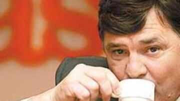 <b>UN CAFÉ CON CAMACHO.</B> El nuevo entrenador del Real Madrid dio las primeras pistas sobre su proyecto.