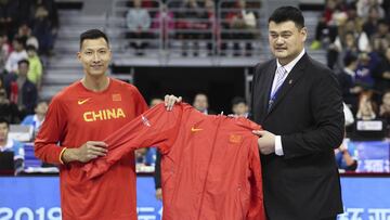 Yao Ming, presidente de la federaci&oacute;n china de baloncesto, y el jugador Yi Jianlian.