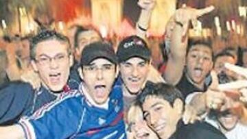 <b>LA VICTORIA. </b>Los franceses lo celebraron bajo el Arco de Triunfo.