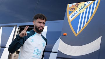 Dani Sánchez, con el escudo del Málaga,