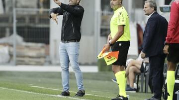 Eduardo Coudet realiza indiciaciones durante el partido entre el Celta y el Al-Shabab.