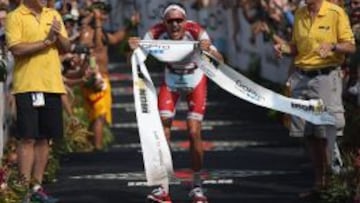 Jan Frodeno celebra su triunfo.