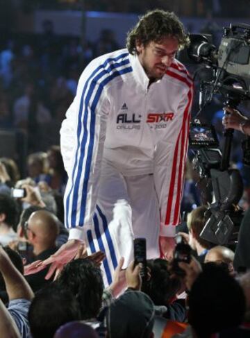 Pau Gasol saludando a los seguidores antes del comienzo del partido del All-Star en Dallas de 2010