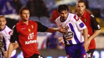 <b>GENIO VALERÓN. </b>El canario repitió titularidad y volvió a jugar un buen partido. Su asistencia milimétrica a Riki decidió el partido a favor del Deportivo.