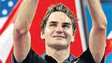 <b>CONSECUTIVOS. </b>Federer muestra feliz su cuarto trofeo.