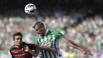 De Lucas disputa un bal&oacute;n a Amaya en el Betis-Celta.