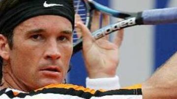 <b>DECEPCIÓN.</b> Carlos Moyá no acaba de cogerle el ritmo a la temporada y ha sumado un nuevo fracaso, esta vez en Montecarlo, primer Masters Series en tierra batida.