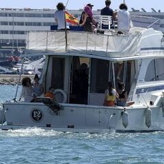 La familia de Nieto esparce parte de sus cenizas en el mar