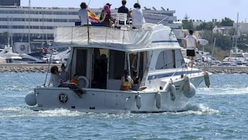 La familia de Nieto esparce parte de sus cenizas en el mar