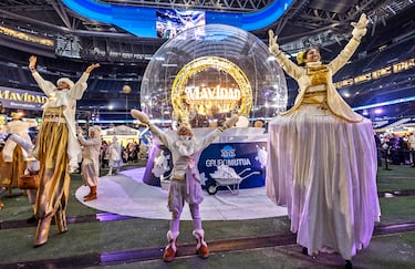El estadio Santiago Bernabéu acoge la 'Mavidad Bernabeu'. Un envento para toda la familia en el que se puede disfrutar de un buen plan en estas fechas navideñas. En la imagen 'La Plaza de los Sueños' y su pasacalles navideño con acróbatas y artistas.