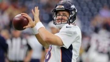 Peyton Manning calentando sin guantes antes de su &uacute;ltimo partido de pretemporada contra los Texans.