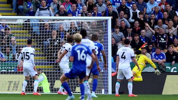 Soccer Football - Premier League - Leicester City v AFC Bournemouth - King Power Stadium, Leicester, Britain - October 5, 2024 Leicester City's Facundo Buonanotte scores their first goal past AFC Bournemouth's Kepa Arrizabalaga Action Images via Reuters/Andrew Boyers EDITORIAL USE ONLY. NO USE WITH UNAUTHORIZED AUDIO, VIDEO, DATA, FIXTURE LISTS, CLUB/LEAGUE LOGOS OR 'LIVE' SERVICES. ONLINE IN-MATCH USE LIMITED TO 120 IMAGES, NO VIDEO EMULATION. NO USE IN BETTING, GAMES OR SINGLE CLUB/LEAGUE/PLAYER PUBLICATIONS. PLEASE CONTACT YOUR ACCOUNT REPRESENTATIVE FOR FURTHER DETAILS..