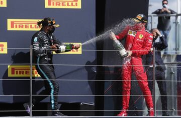 Lewis Hamilton, Max Verstappen y Charles Leclerc se divierten en el podium.
