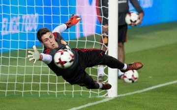 Kepa Arrizabalaga during the warm-up before his debut for Spain at La Rosaleda.