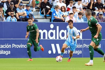 David Larrubia controla el balónante el Eibar.