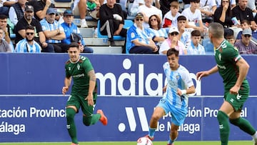 David Larrubia controla el balónante el Eibar.