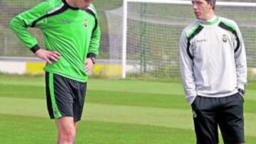 <b>ENTRE ALGODONES. </b>Zigic explica a Muñiz en el entrenamiento de ayer sus problemas musculares.