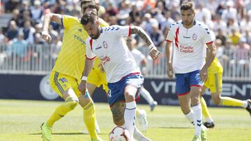 Jugadores del Majadahonda y Cádiz en un partido de Segunda-